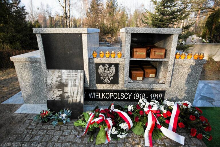 Uroczysty ponowny pochówek uczestników powstania wielkopolskiego 1918-1919 i ich rodzin w kolumbarium na Junikowie; 21.12.2016 r. Fot. poznan.wyborcza.pl.