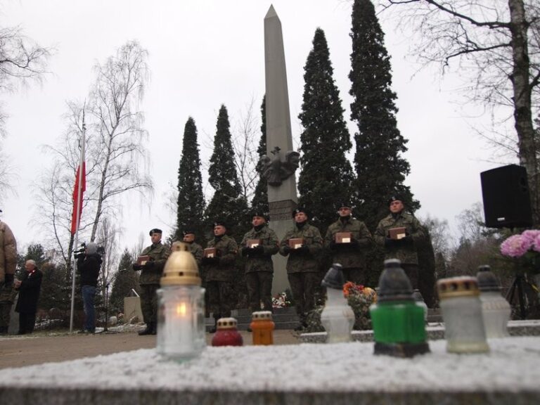 Uroczysty ponowny pochówek uczestników powstania wielkopolskiego 1918-1919 i ich rodzin w kolumbarium na Junikowie; 27.12.2014 r. Fot. epoznan.pl.