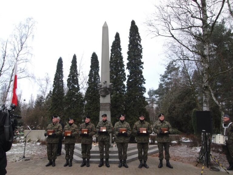 Uroczysty ponowny pochówek uczestników powstania wielkopolskiego 1918-1919 i ich rodzin w kolumbarium na Junikowie; 27.12.2014 r. Fot. epoznan.pl.