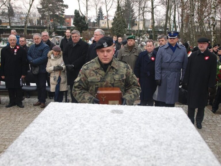 Uroczysty ponowny pochówek uczestników powstania wielkopolskiego 1918-1919 i ich rodzin w kolumbarium na Junikowie; 27.12.2014 r. Fot. epoznan.pl.