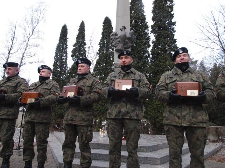 Uroczysty ponowny pochówek uczestników powstania wielkopolskiego 1918-1919 i ich rodzin w kolumbarium na Junikowie; 27.12.2014 r. Fot. epoznan.pl.