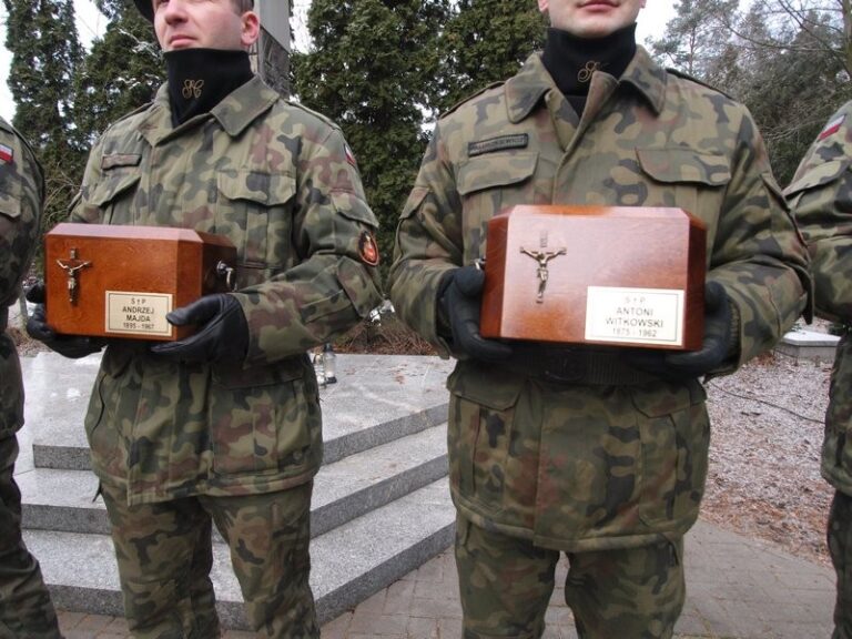 Uroczysty ponowny pochówek uczestników powstania wielkopolskiego 1918-1919 i ich rodzin w kolumbarium na Junikowie; 27.12.2014 r. Fot. epoznan.pl.