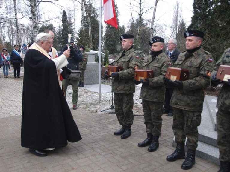 Uroczysty ponowny pochówek uczestników powstania wielkopolskiego 1918-1919 i ich rodzin w kolumbarium na Junikowie; 27.12.2014 r. Fot. epoznan.pl.